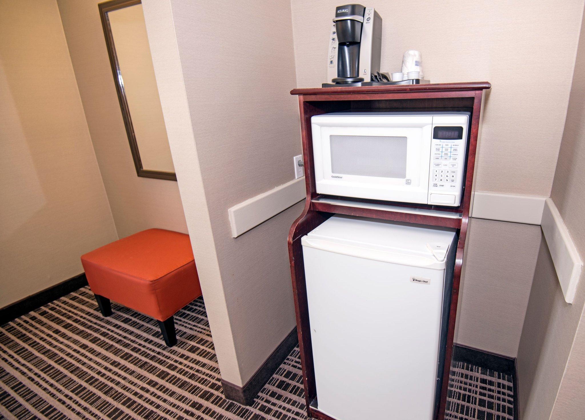 Holiday Inn Express Red Deer By Ihg Exterior foto