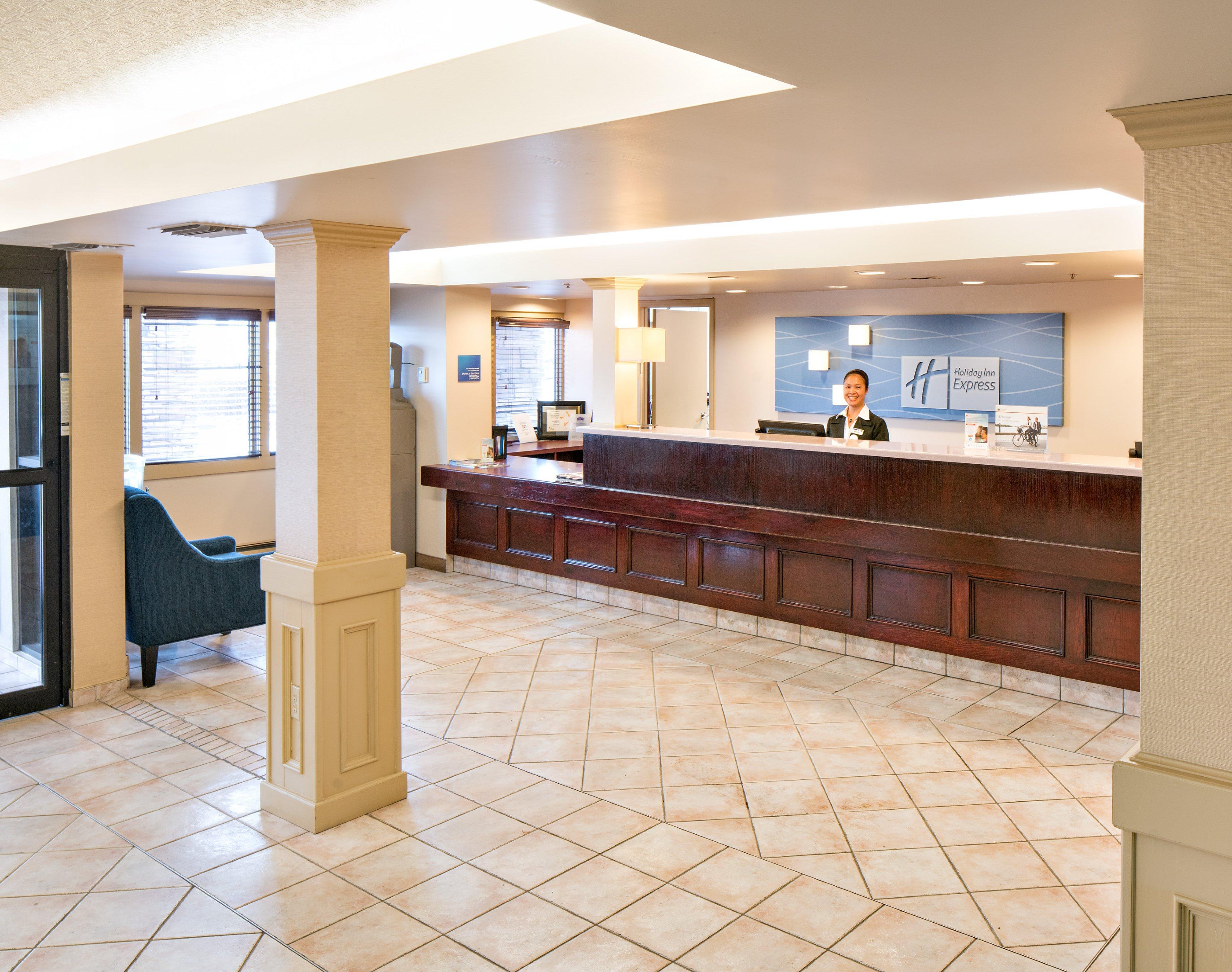 Holiday Inn Express Red Deer By Ihg Exterior foto