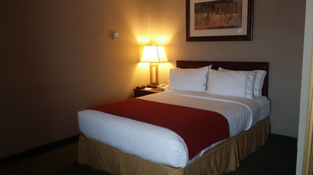 Holiday Inn Express Red Deer By Ihg Exterior foto