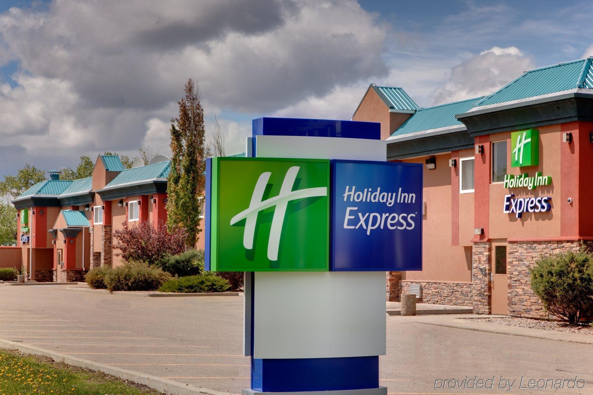 Holiday Inn Express Red Deer By Ihg Exterior foto